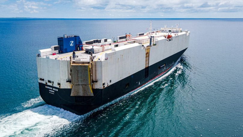 Un vapor uriaș care transporta 3.000 de mașini a luat foc lângă Alaska