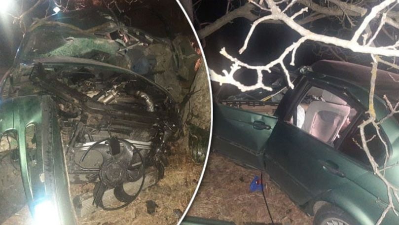 BMW oprit într-un copac la Edineț: Șoferul a murit. Sunt 3 răniți