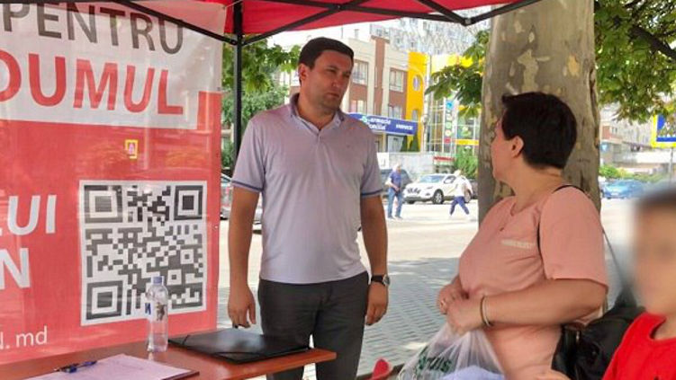 В Кишиневе собирают подписи за референдум по Республиканскому стадиону.