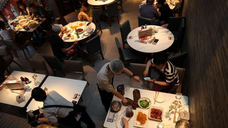 Locuitorii din Beijing sărbătoresc redeschiderea restaurantelor