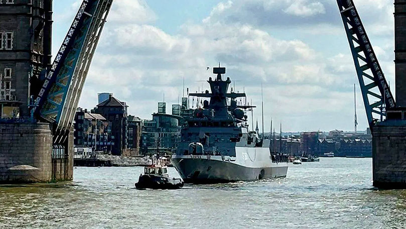 Немецкий корвет прибыл в Лондон под звуки "Имперского марша" из "Звездных войн".