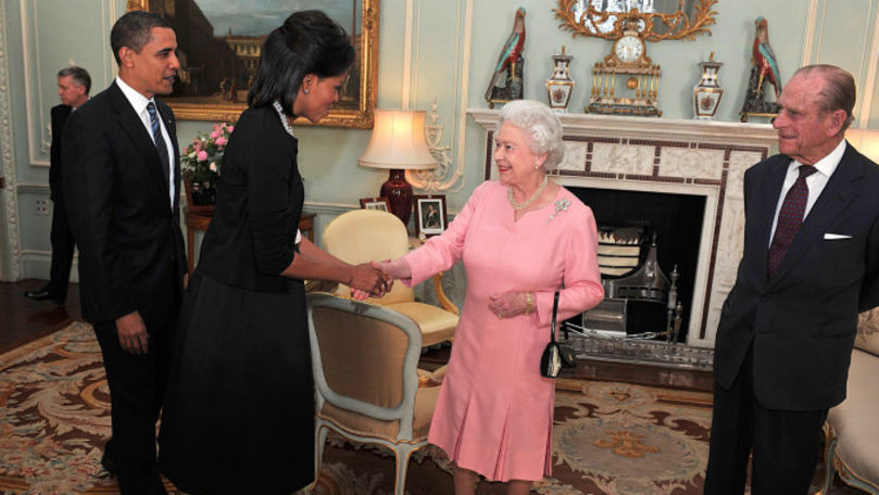 Michelle Obama dezvăluie de ce a luat-o în brațe pe Regina Elisabeta