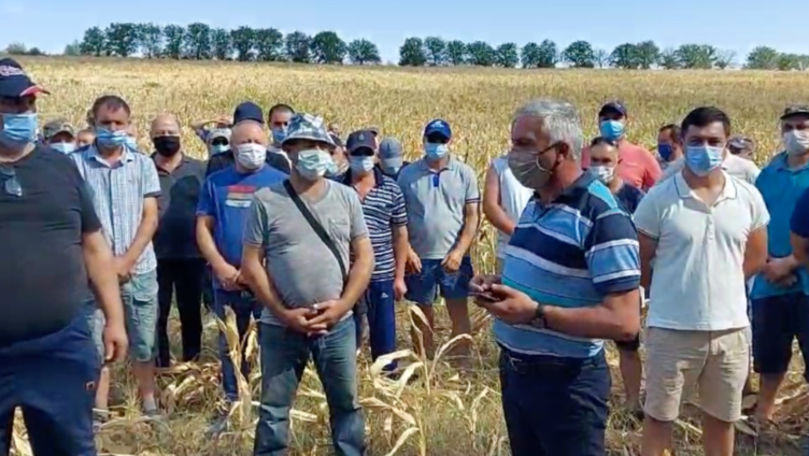 Фермеры требуют отставки министра сельского хозяйства.