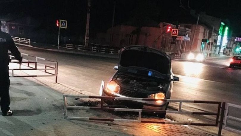 Accident la Bălți: Un șofer beat a intrat cu mașina într-un parapet