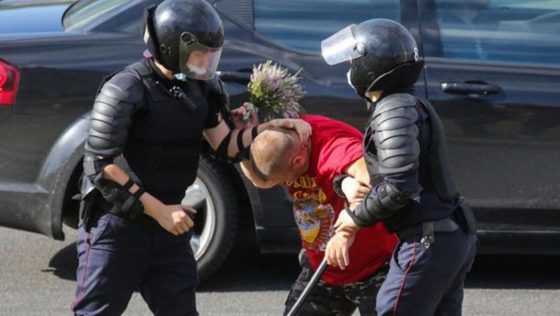 Poliţia din Belarus poate folosi arme letale împotriva manifestanţilor