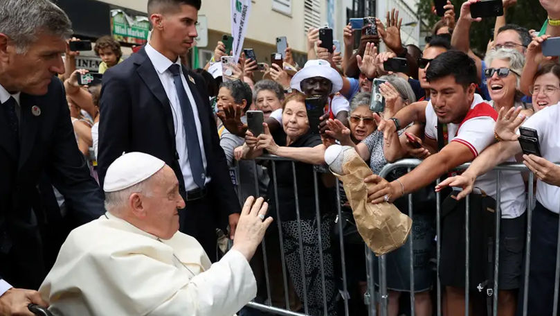 Глава римско-католической церкви совершает апостольский визит в Португалию. 