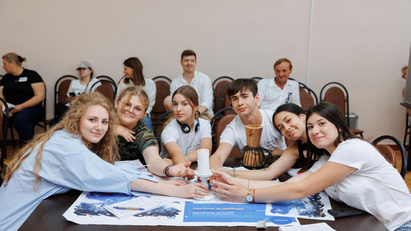Granturi pentru tinerii care dezvoltă inițiative de coeziune socială