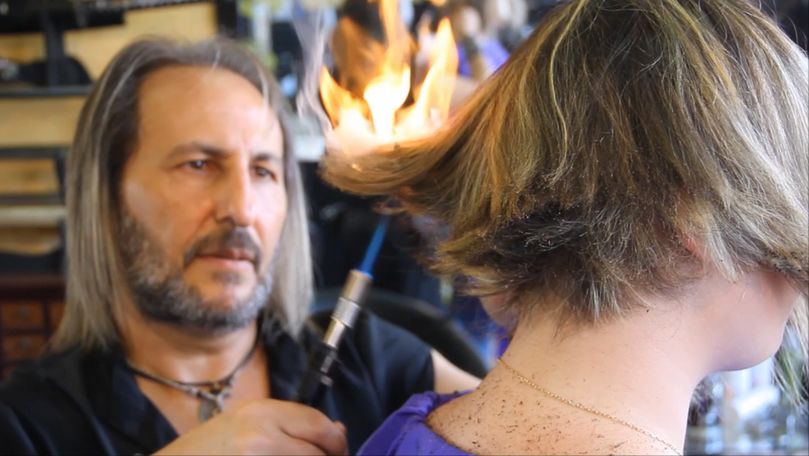 Un frizer își tunde clienții cu sabia, cuțitul și chiar cu flacăra