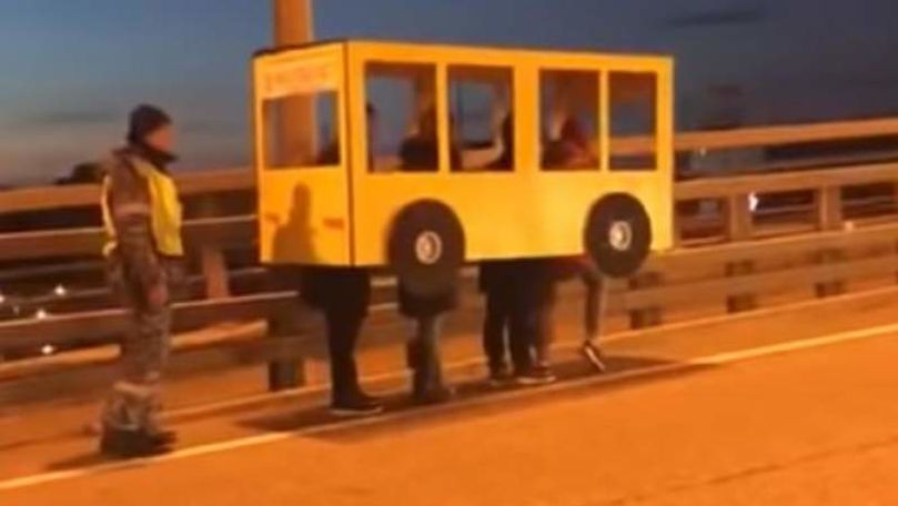 Cum au reușit patru ruși să treacă un pod interzis pietonilor