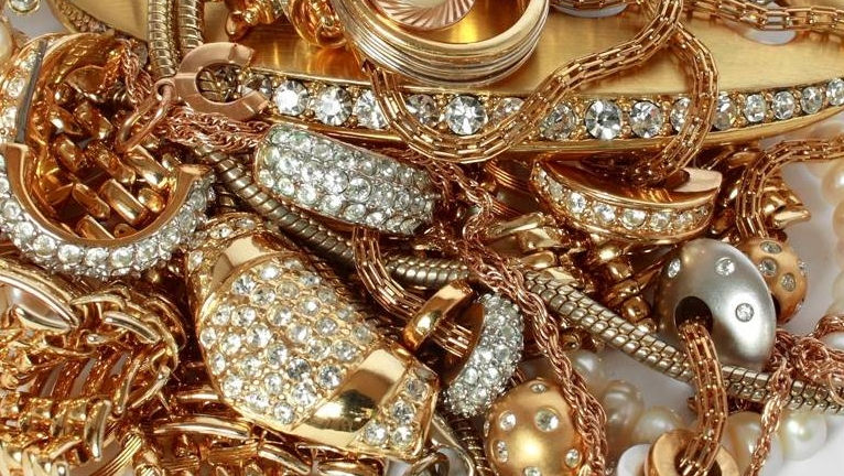 45 de bijuterii din aur, găsite în bagajul unei femei de 57 de ani
