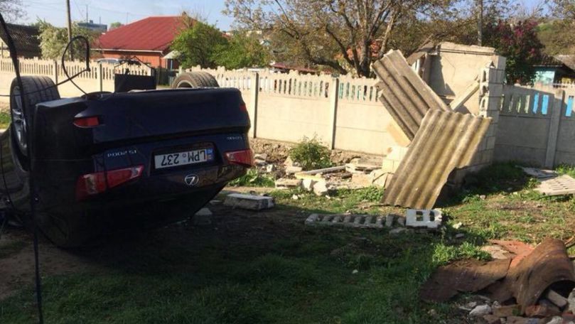 Un Lexus a spart un gard și a aterizat răsturnat într-o curte