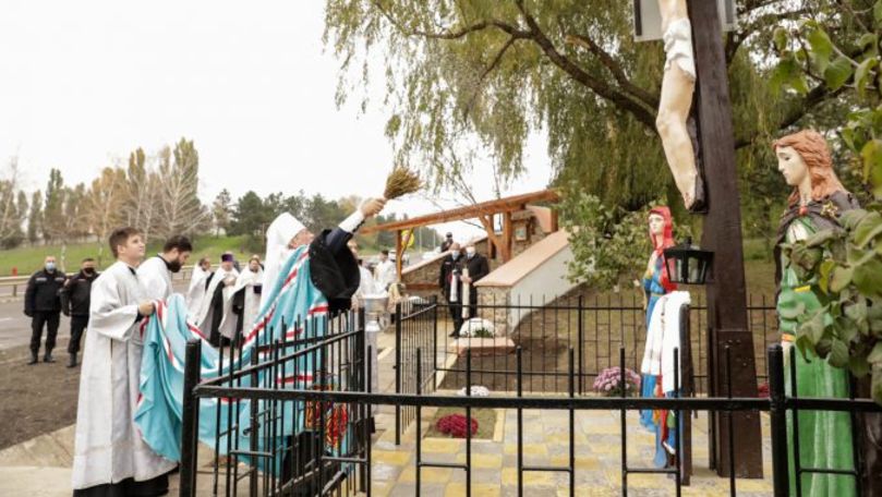 Un izvor și o troiță, inaugurate și sfințite în apropiere de Ialoveni