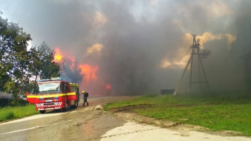 Incendiu la Ocnița: 5 echipaje de pompieri au luptat cu flăcările