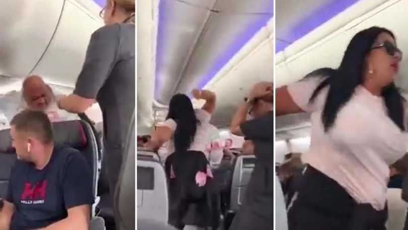 O iubită geloasă i-a spart laptopul în capul bărbatului său în avion