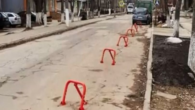 Un drum din Chișinău a fost blocat cu bariere fără autorizație