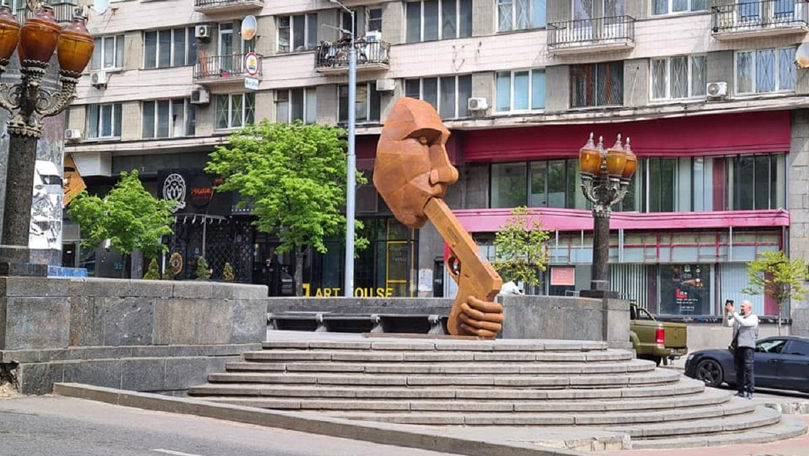 În centrul Kievului a apărut o sculptură dedicată lui Vladimir Putin