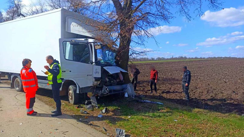 Accident la Briceni: Un bărbat, descarcerat și transportat la spital