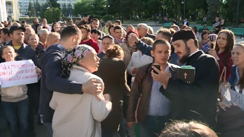 Protest în Capitală: Oamenii au ieșit să-l susțină pe preotul Melinti