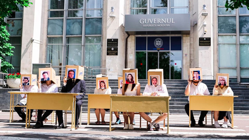 Flashmob la Guvernul R. Moldova: S-a cerut demisia miniştrilor