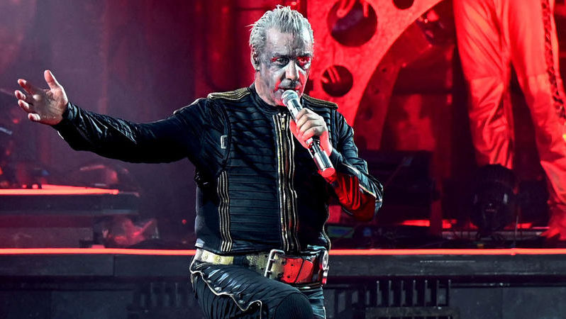 Solistul Rammstein este acuzat de agresiune sexuală de zece femei