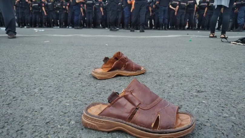 Maia Sandu roagă Poliția să-i întoarcă drapelele, fotoliul și papucii