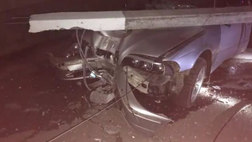 Un șofer beat a ajuns cu BMW-ul într-un stâlp la Buiucani