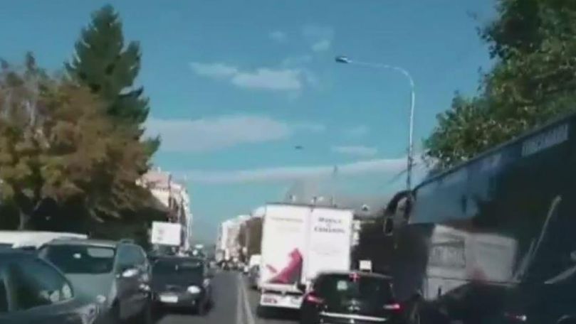 Ambulanță în misiune, blocată în trafic. Reacția unor șoferi români