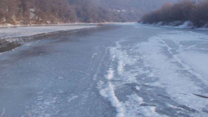 Cod galben de gheață fragilă pe râuri mici și lacuri