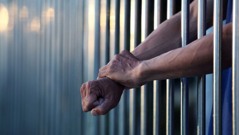 Escrocherie de un milion de lei. Tânăr de 19 ani, un deceniu după gratii