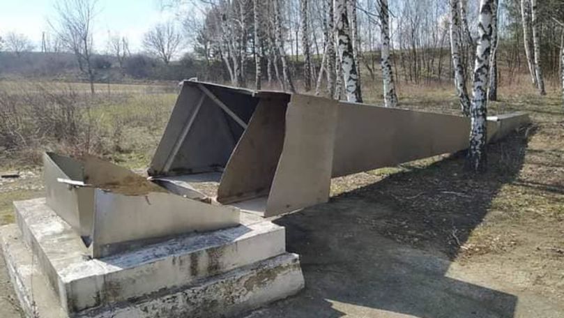 В селе Иванча вандалы разрушили мемориал советским воинам.