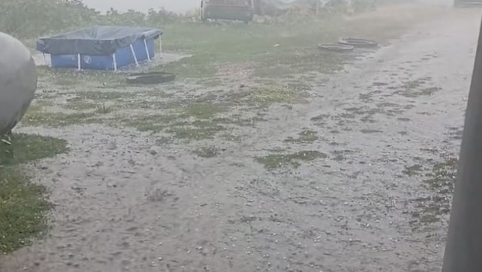 Într-un sat din raionul Ungheni a plouat cu grindină