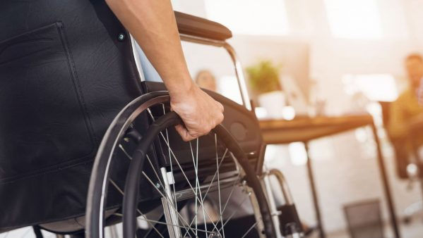 Persoanele cu dizabilități din copilărie vor primi alocații și pensii