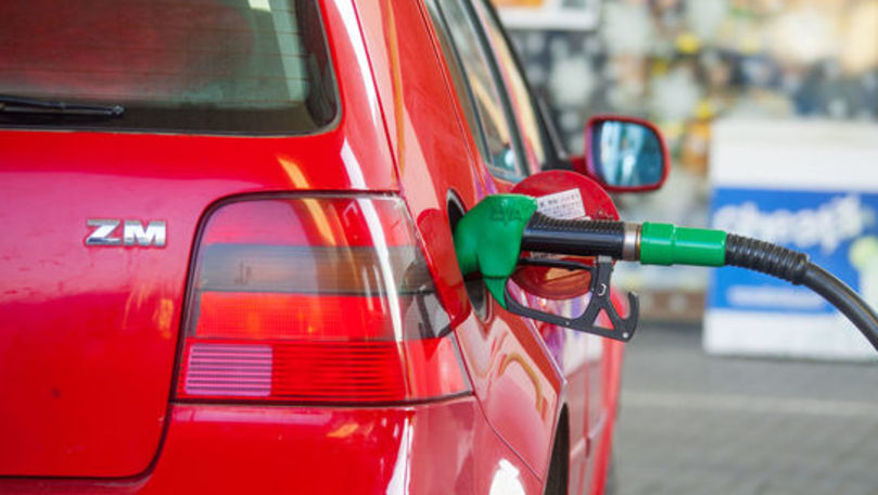 Propunere oficială: Șoferii să-și toarne singuri carburant la benzinărie