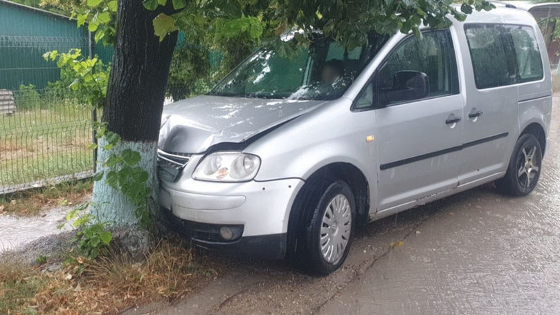 Un Volkswagen s-a izbit într-un copac la Drochia: O minoră a fost rănită