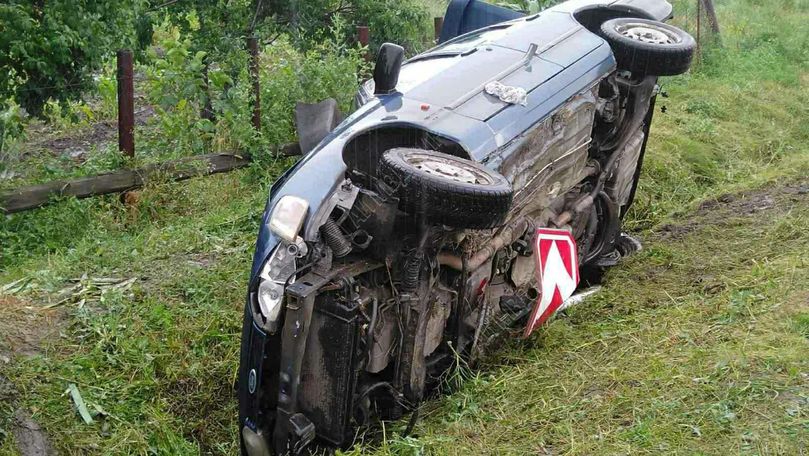 Accident matinal în stânga Nistrului: O mașină s-a răsturnat. 2 răniți - Stiri.md