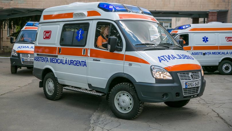 Roata unei ambulanţe s-a rupt în timp ce se deplasa spre un pacient
