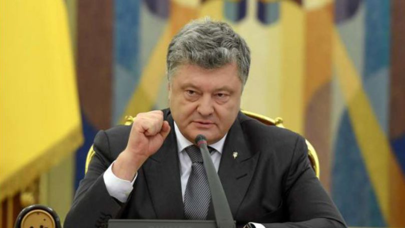 Poroşenko a semnat pentru a adopta extinderea sancţiunilor contra Rusiei