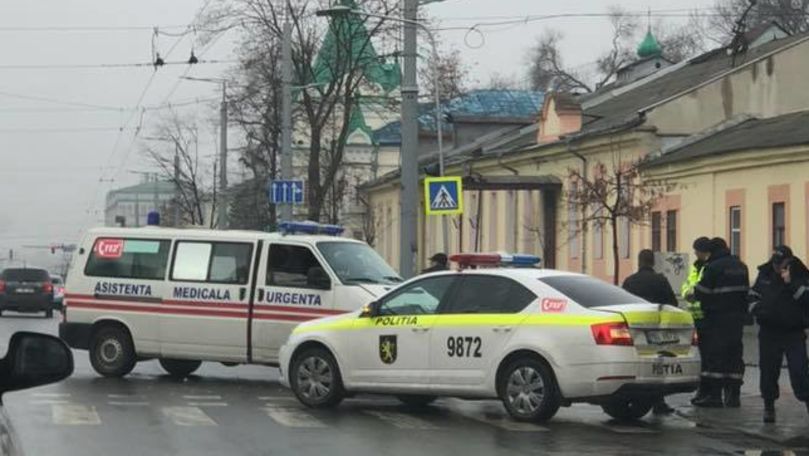 O mașină a poliției s-a ciocnit cu o ambulanță în Chișinău