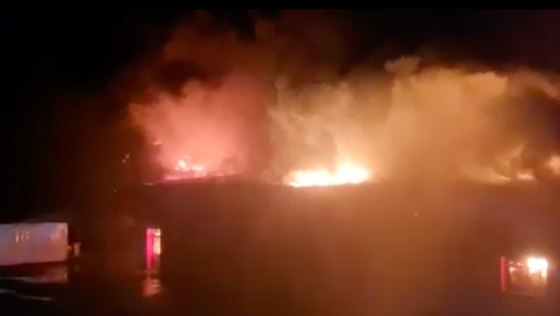 Incendiu la o fabrică de mezeluri din România: 2 pompieri sunt răniți