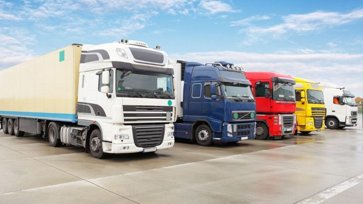 Dezechilibre în transport: Multe camioane și cale feroviară neutilizată