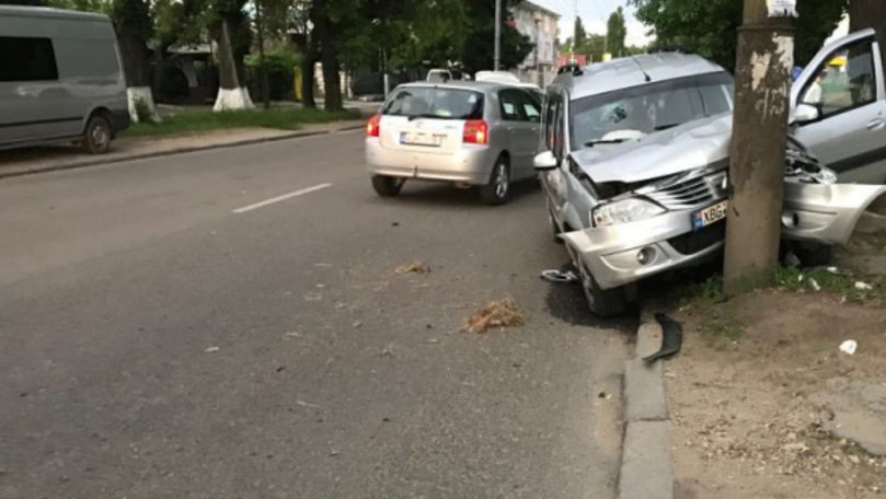 Un șofer a evitat un accident, dar s-a oprit într-un stâlp