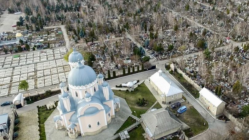 Власти Кишинева разрешили посещать кладбища на Радоницу.