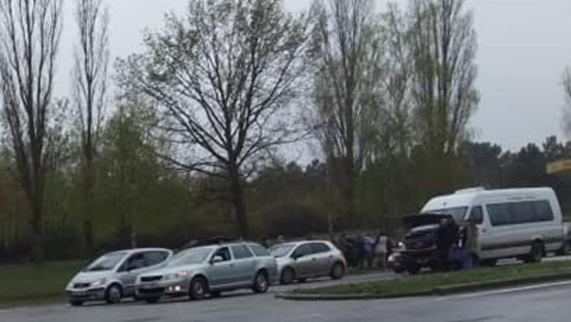 Microbuz cu pasageri, lovit de o mașină în Chișinău: Un rănit
