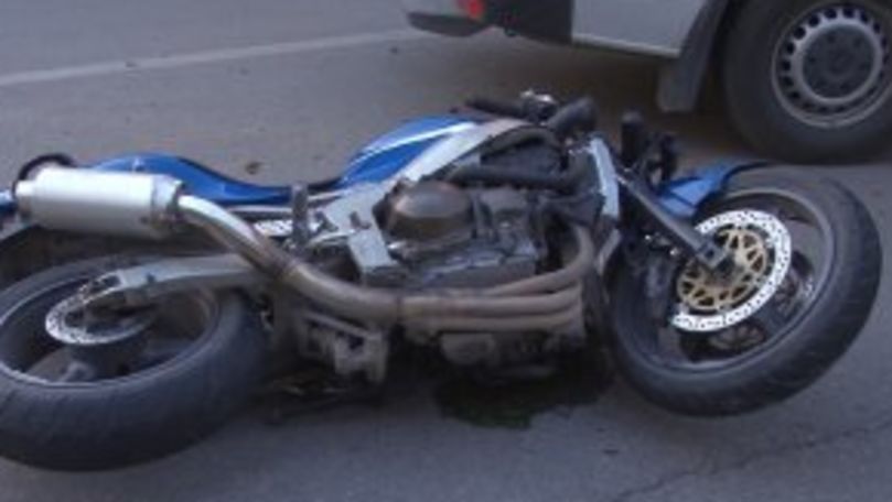 Un motociclist s-a izbit din mers într-o mașină. S-a ales cu fracturi