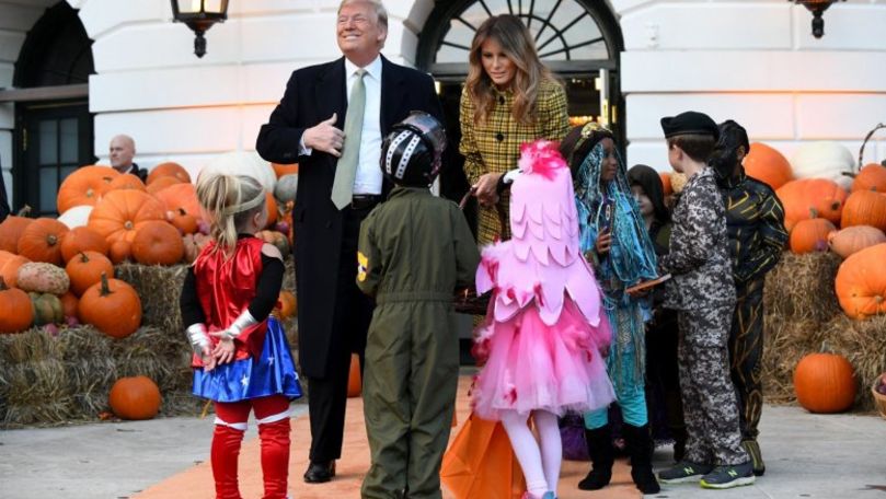 Halloween la Casa Albă. Trump şi soţia sa au împărţit dulciuri copiilor