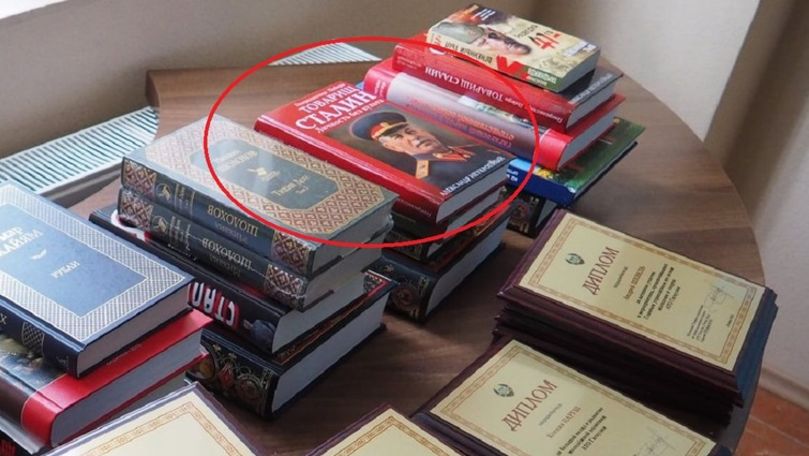 Copii din Găgăuzia au primit cărți despre Iosif Stalin: Nu am cuvinte