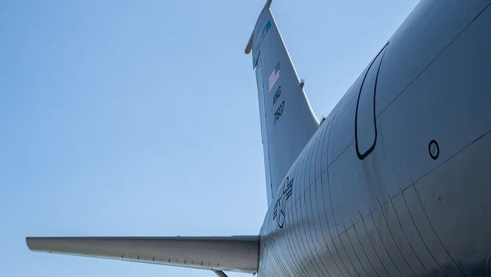 Un pilot s-a aruncat din avion fără parașută. Care ar fi fost motivul