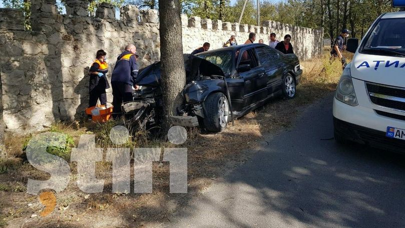 Accident la Orhei: Un BMW a intrat într-un copac. Sunt răniți