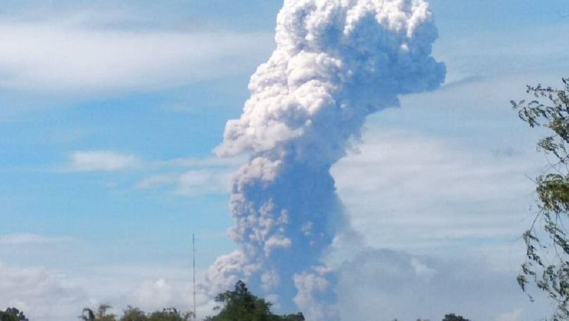 Alertă: Vulcanul Soputan din insula Sulawesi a erupt
