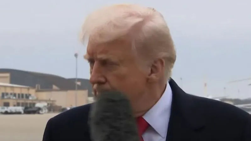 Momentul în care Donald Trump a fost lovit cu un microfon peste față